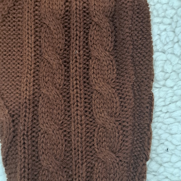 A sweater - Picture 8 of 10